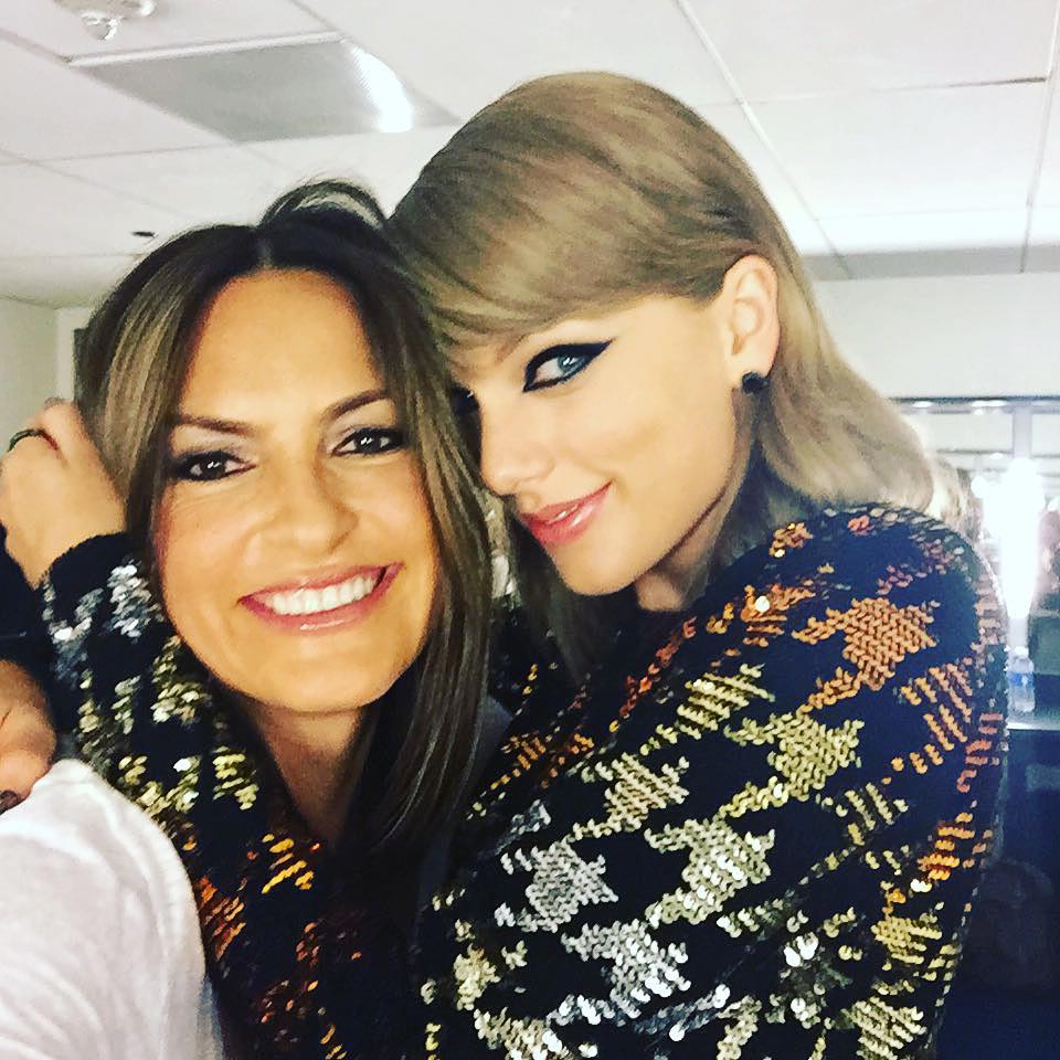 Taylor Swift and Mariska Hargitay s Friendship Timeline From Cat Names to Concert Hangs and More 939