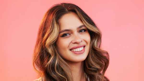 The Bachelor’s Kelsey Anderson Isn’t Here for ‘Yellow’ Teeth Slander: ‘That’s All You Got? #Dentist’