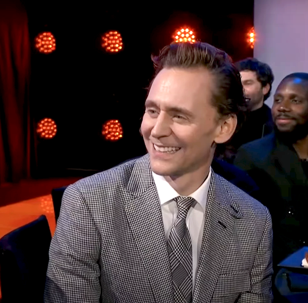 Tom Hiddleston Smiles at Simu Liu s Taylor Swift Joke During People s Choice Awards inline