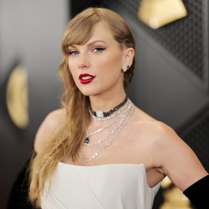 Trevor Noah Jokes the Grammys Will Get Revenge on NFL Fans Upset With Taylor Swift Coverage 658