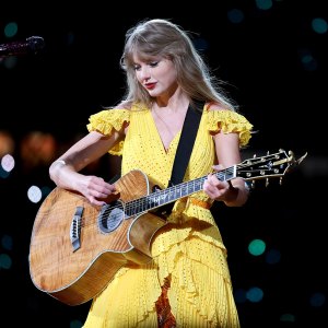 Taylor Swift Continues to Switch Up Acoustic Set, Plays Another Double Mash-Up at 3rd Sydney Concert