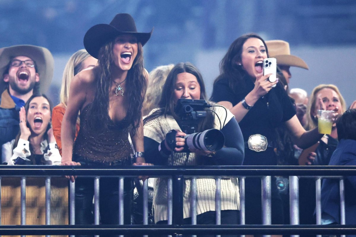 Bella Hadid Supports Equestrian Boyfriend Adan Banuelos at the Rodeo ...