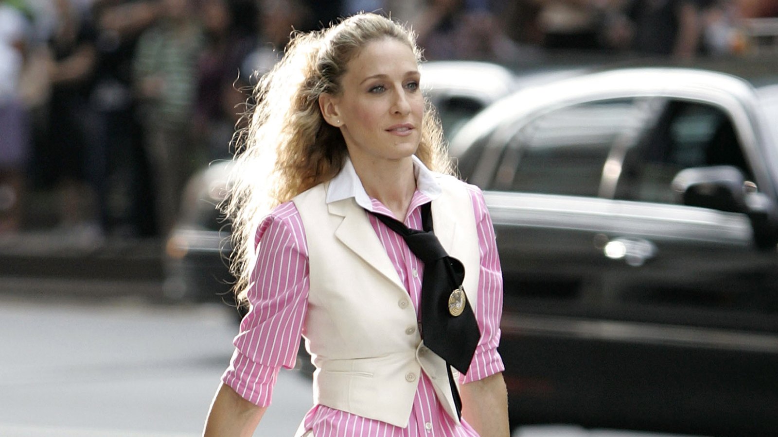 NEW YORK - SEPTEMBER 21: Actress Sarah Jessica Parker as "Carrie Bradshaw" on location for "Sex and the City: The Movie" on September 21, 2007, in New York City. (Photo by Brian Ach/WireImage)