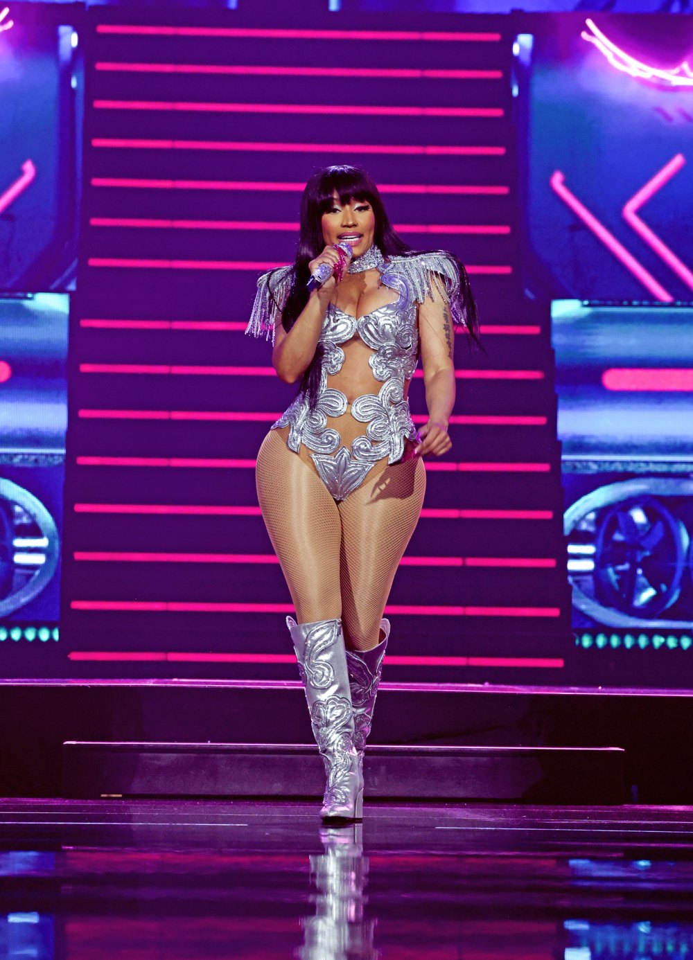 Nicki Minaj Whole Boob Fell Out of Her Dress While Performing