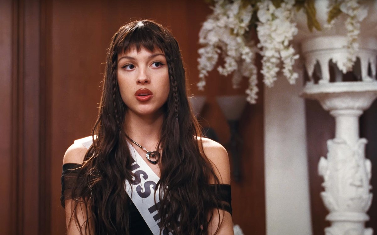 olivia-rodrigo-is-an-obsessed-beauty-queen-in-new-music-video-us
