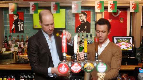 Prince William Pours Beers With Rob McElhenney While Celebrating Welsh Holiday at Wrexham Pub