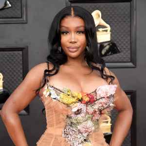 SZA Explains Why She Decided to Have Her Breast Implants Removed: 'It Was Painful'