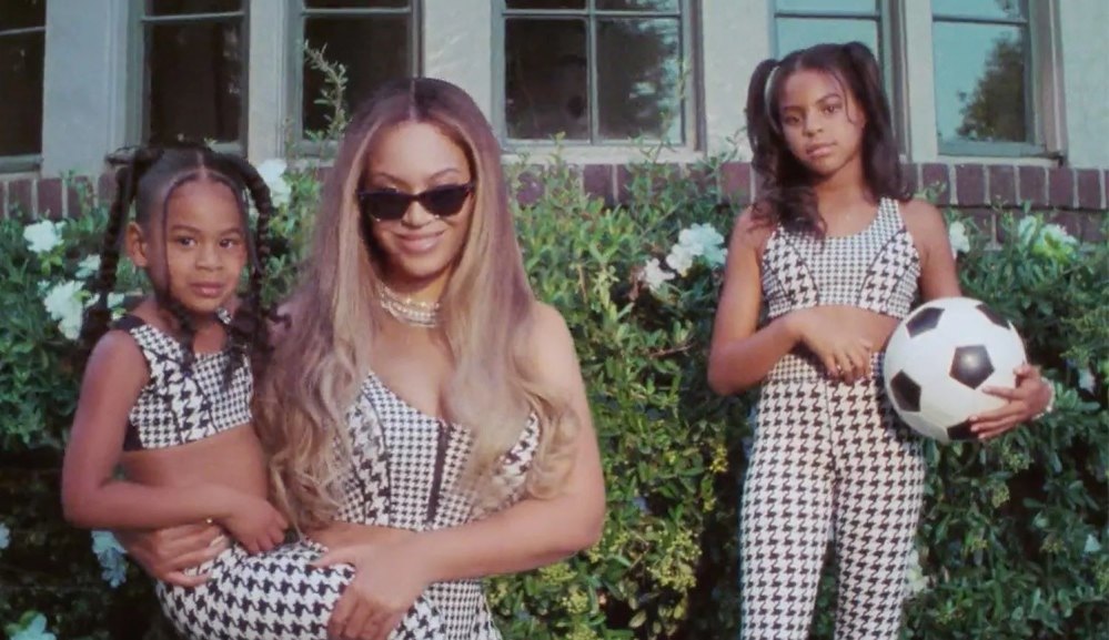 Beyoncé avec leurs filles Rumi (à gauche) et Blue Ivy (à droite)