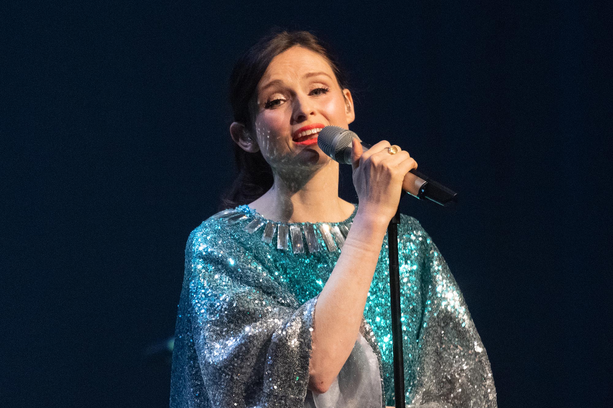 Sophie Ellis-Bextor Paid Tribute to 2015 Paris Attack Victims By Singing Murder on the Dancefloor 669
