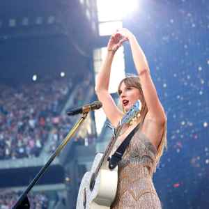 Taylor Swift Reigns After Setting a Pop Airplay Chart Record