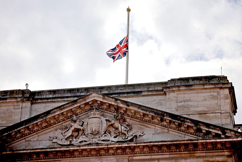 Us Weekly Debunks Rumors About Buckingham Palace Flags Flying Half Mast