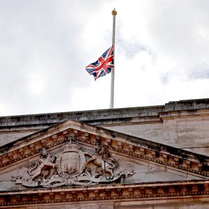 Us Weekly Debunks Rumors About Buckingham Palace Flags Flying Half Mast