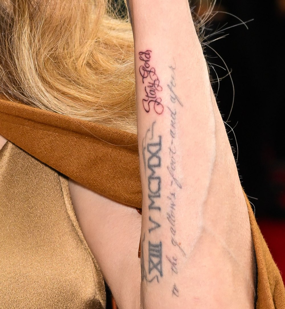 Angelina Jolie faz tatuagem especial em homenagem aos Outsiders