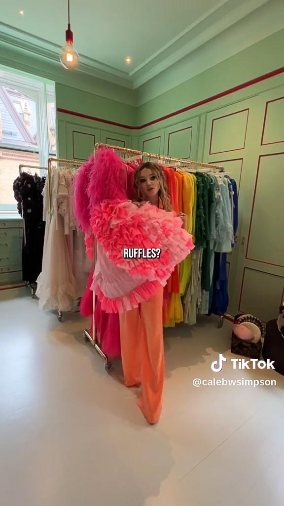 Alice Olivia Designer Stacey Bendet Shows Off Her Wildly Colorful NYC Apartment Minimalist Vibe 386