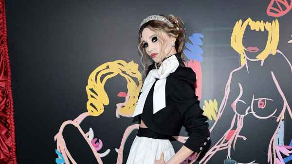Alice Olivia Designer Stacey Bendet Shows Off Her Wildly Colorful NYC Apartment Minimalist Vibe 387