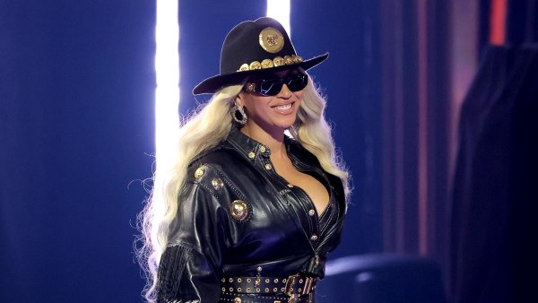 Beyoncé accepts the Innovator Award 939