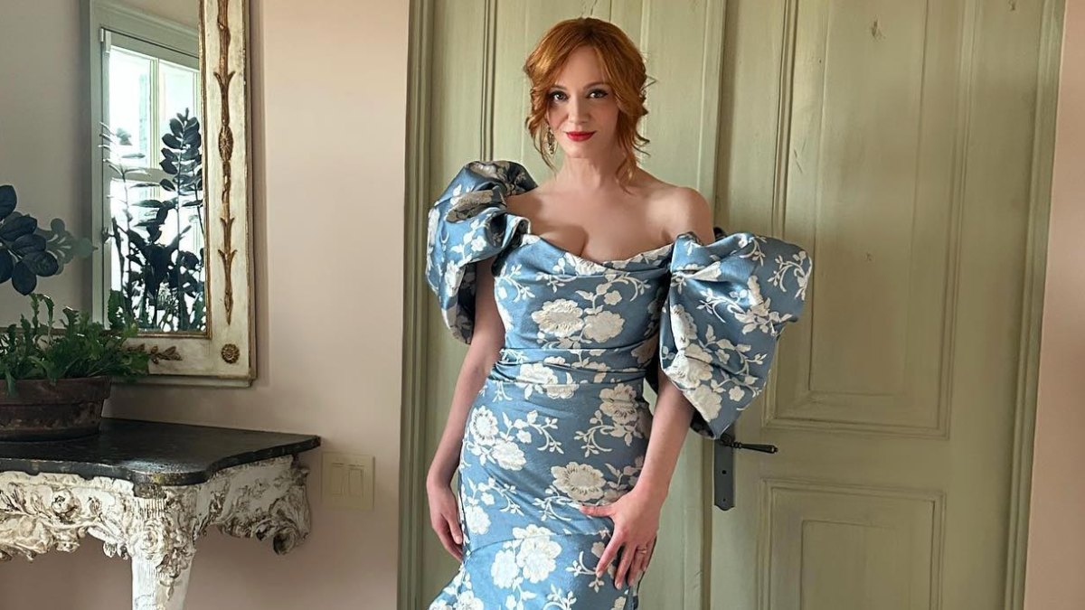 christina hendricks blue dress Christina Hendricks discusses her curves