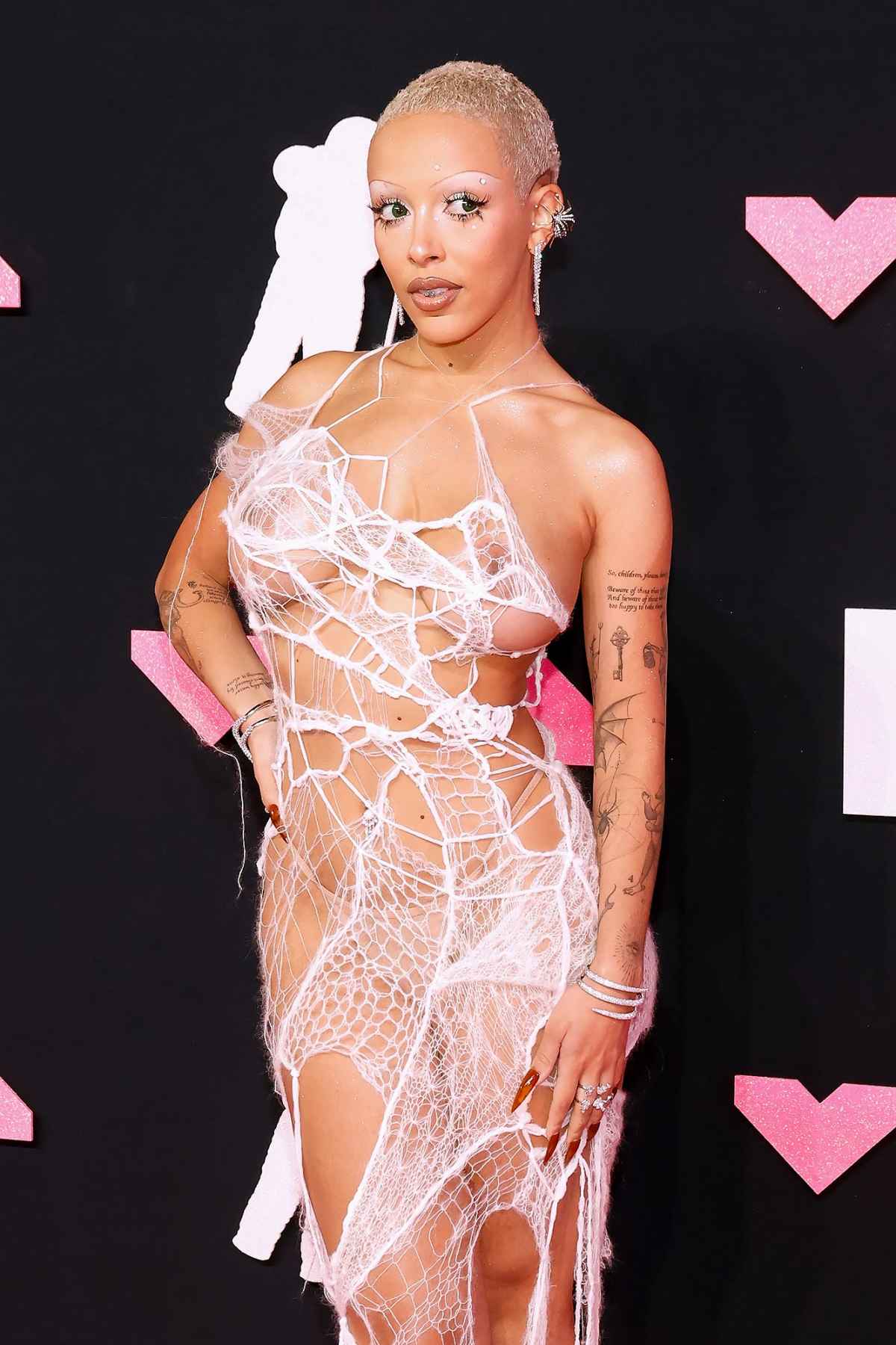 Doja Cat Natural Hair Color Doja Cat Reacts to Fans Saying Her Natural Hair Looks Like ‘Carpet