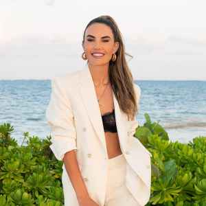 Elizabeth Chambers Prioritized Authenticity and Mental Health While Filming Grand Cayman Docusoap 434