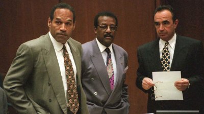 Apresenta momentos importantes do julgamento de assassinato de OJ Simpson