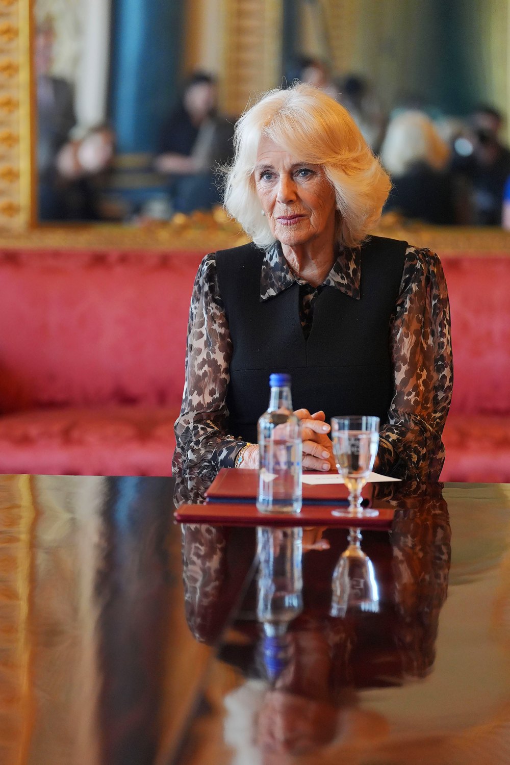 Destaque Rainha Camilla retorna aos deveres reais com evento no Palácio de Buckingham
