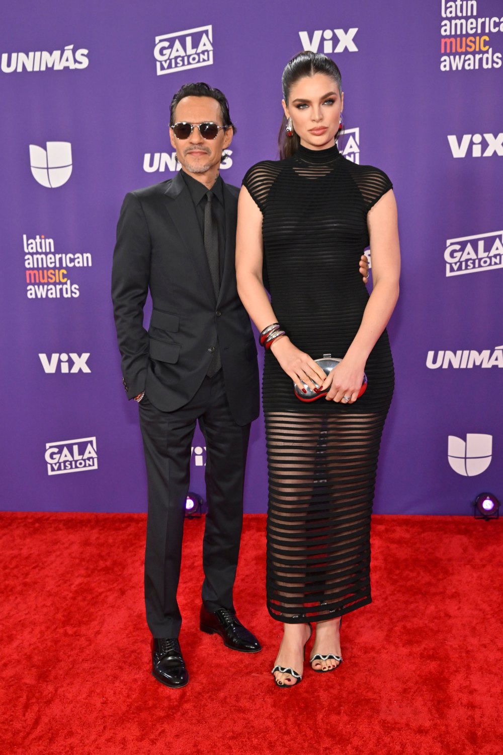 Marc Anthony y su esposa Nadia Ferreira en la alfombra de los Latin AMA's