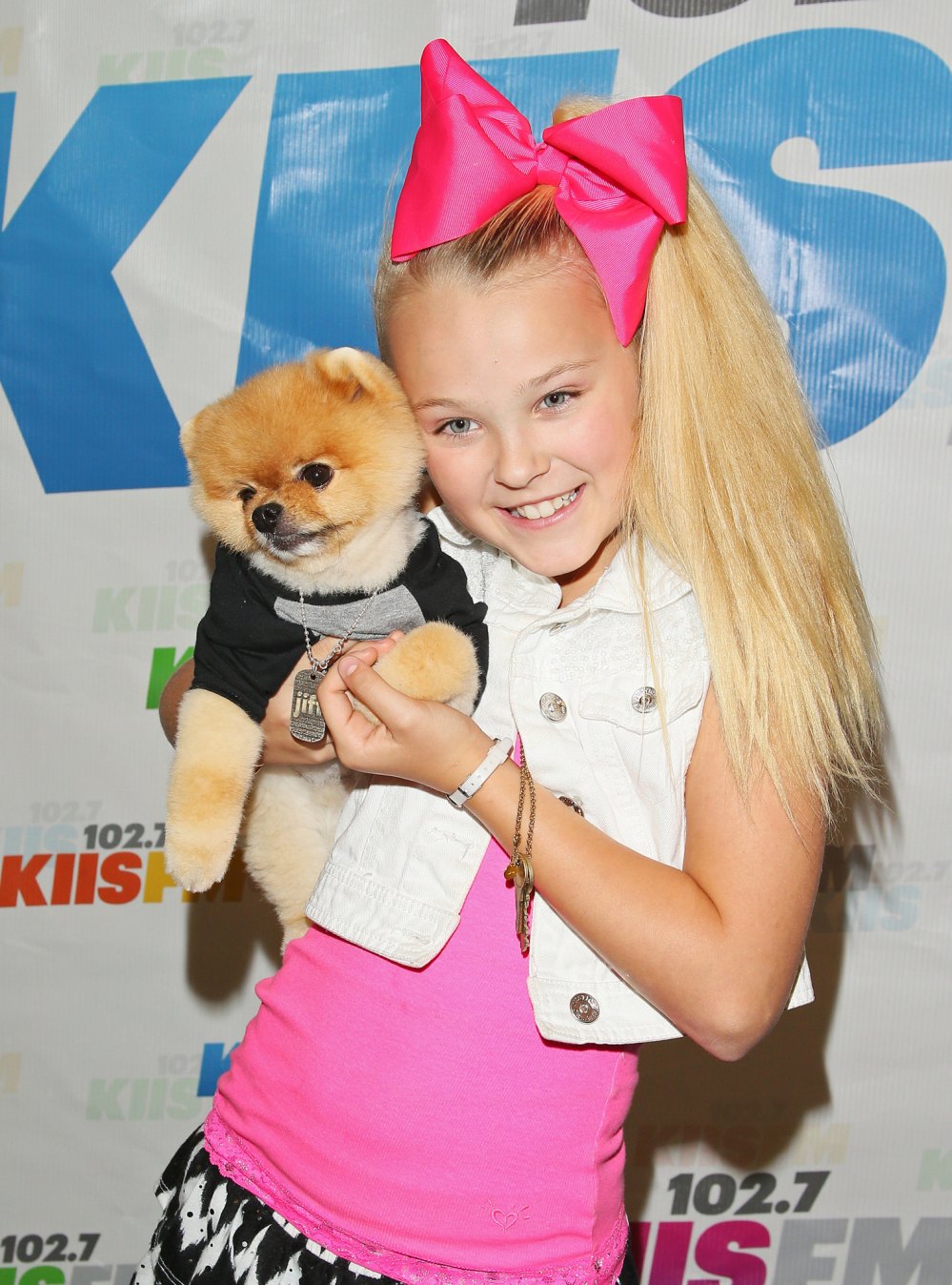 JoJo Siwa announces that the girl with the bow will 