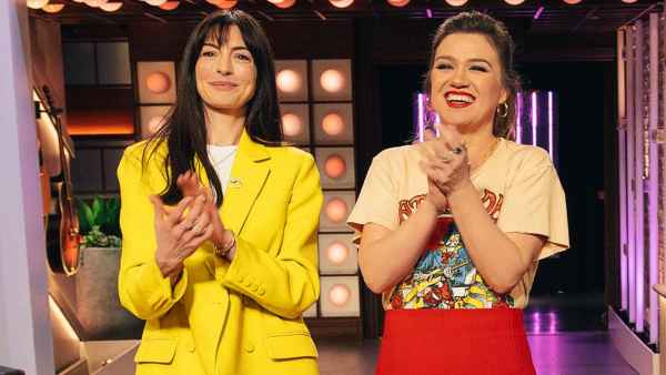 Kelly Clarkson Forgets Her Own Lyrics While Battling Anne Hathaway Again 413