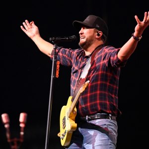 Luke Bryan Falls During Concert After Slipping on Fan’s Cell Phone