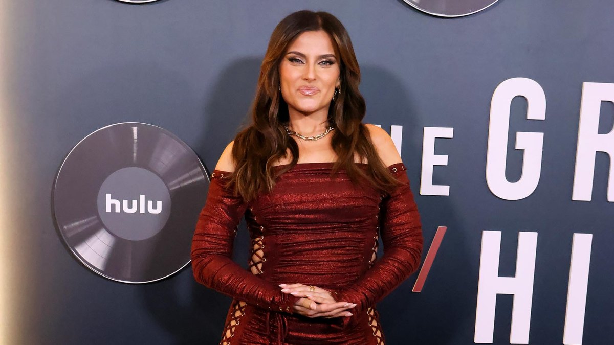 nelly furtado backless dress Nelly Furtado, 44, leaves fans stunned as singer looks 'amazing' in tight backless dress at MTV VMAs