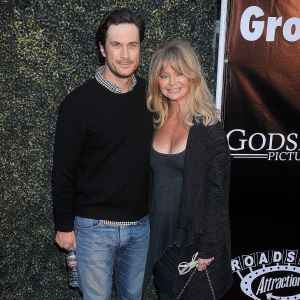 Oliver Hudson Clarifies Trauma Comments About Mom Goldie Hawn