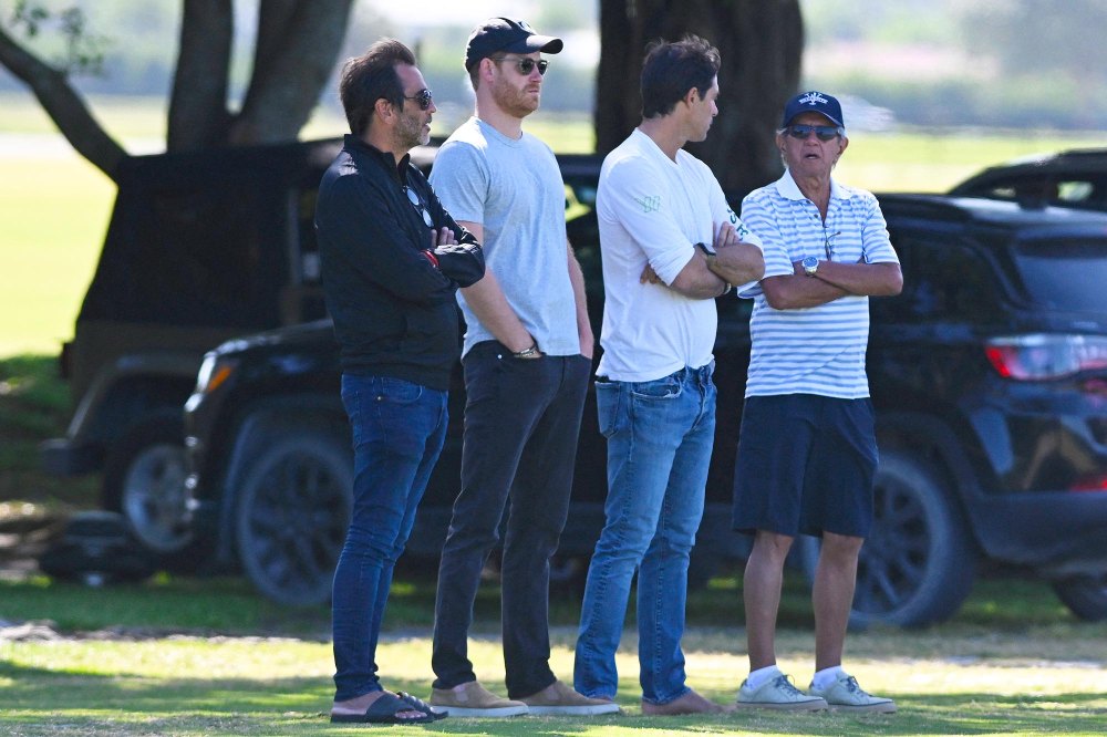 Il principe Harry e Nacho Figueras guardano un'altra partita di polo dopo la partita di beneficenza