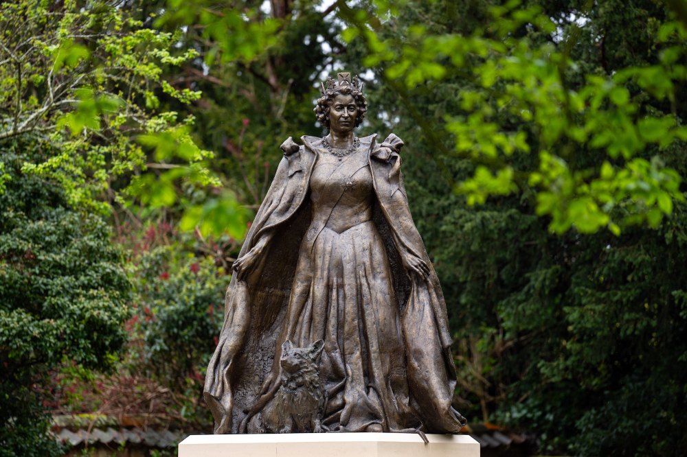 Queen Elizabeth II statue - Figure 2
