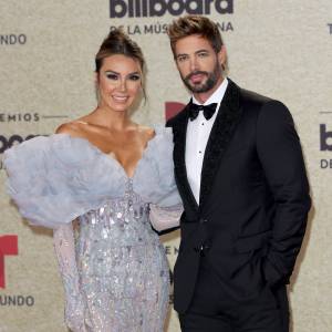 Elizabeth Gutiérrez y William Levy en la alfombra roja de los Billboard Latin Music Awards en el Watsco Center