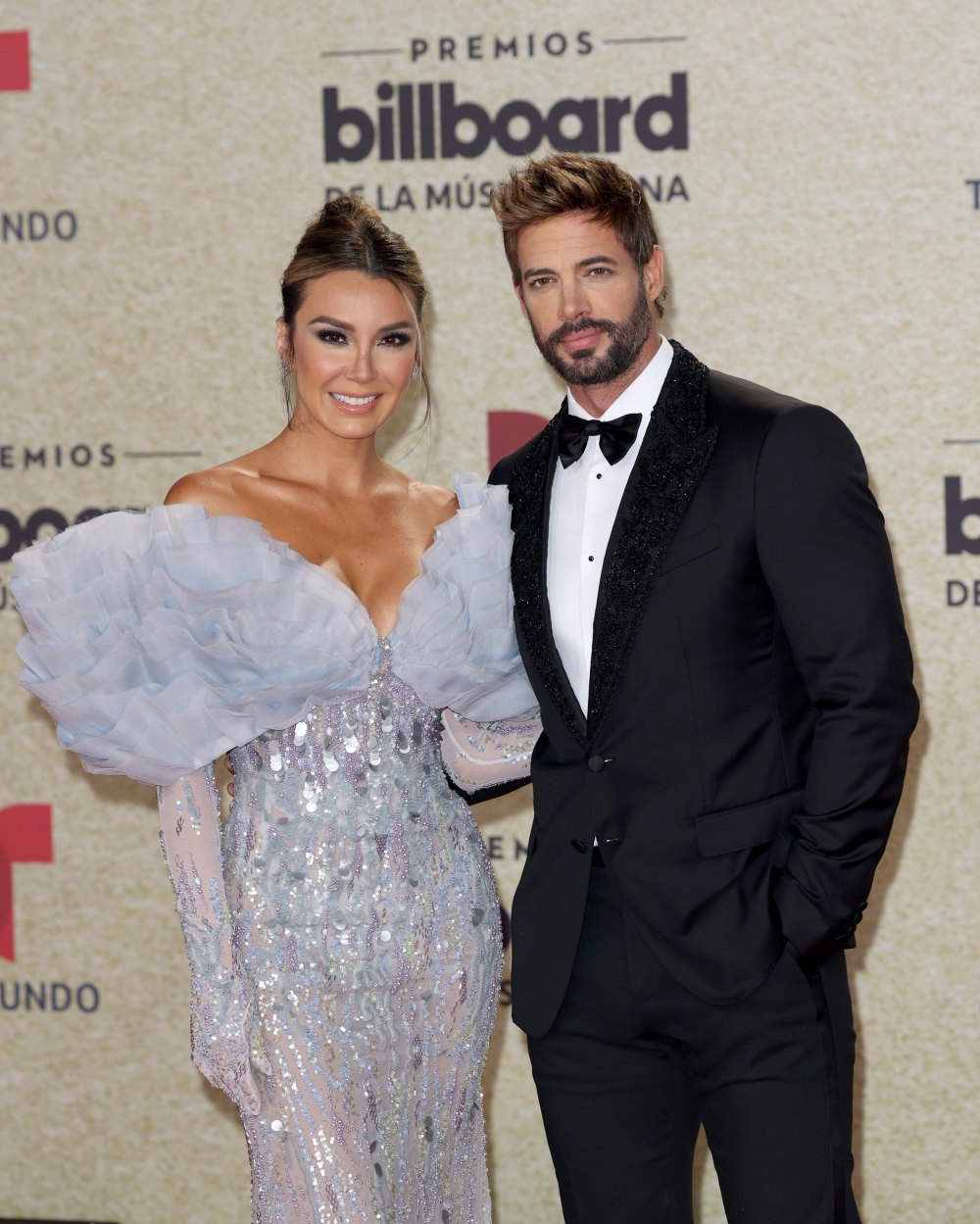 Elizabeth Gutiérrez y William Levy en la alfombra roja de los Billboard Latin Music Awards en el Watsco Center