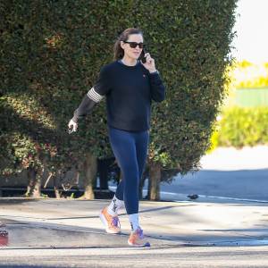 Jennifer Garner wearing Brooks sneakers.