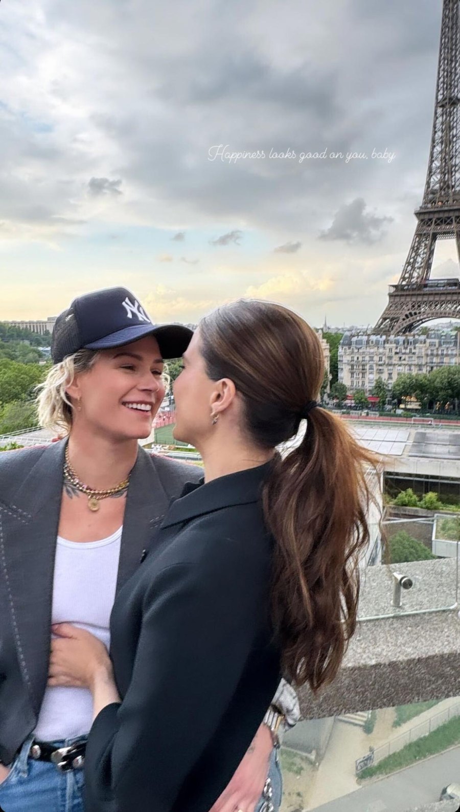 Sophia Bush And Girlfriend Ashlyn Harris Cuddle In Paris Us Weekly Sophia Bush And Girlfriend Ashlyn Harris Cuddle In Paris Us Weekly