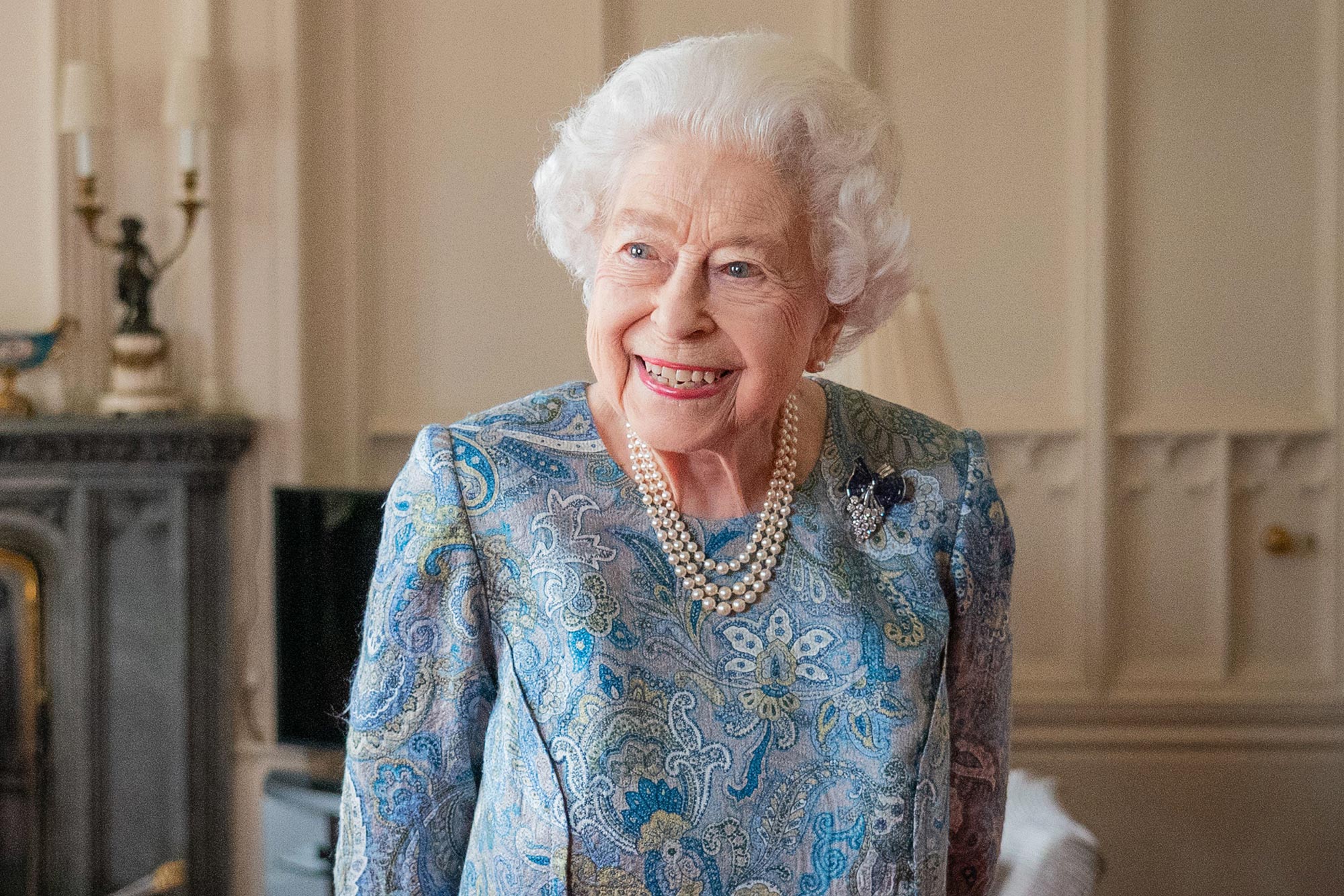 1394204506 WINDSOR, ENGLAND - APRIL 28: Queen Elizabeth II attends an audience with the President of Switzerland Ignazio Cassis (Not pictured) at Windsor Castle on April 28, 2022 in Windsor, England. (Photo by Dominic Lipinski - WPA Pool/Getty Images)