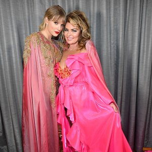 GettyImages-1189869058-Taylor Swift and Shania Twain at American Music Awards