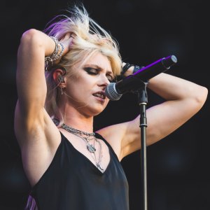 Gossip Girl Star Taylor Momsen Bitten by Bat Onstage Needs Rabies Shots