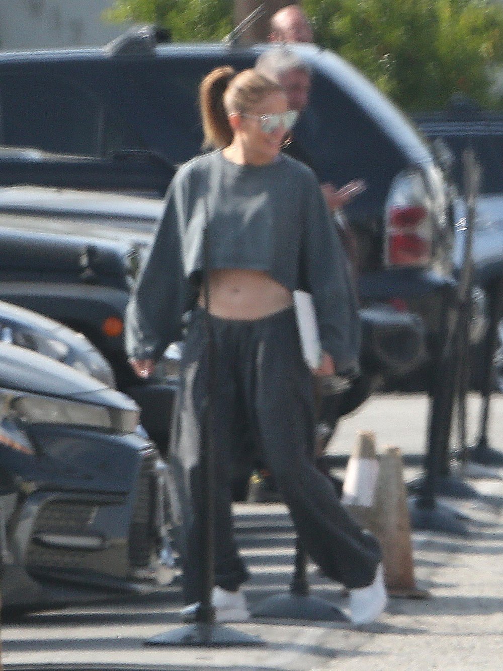 Jennifer Lopez sorri durante passeio público em meio a problemas com Ben Affleck