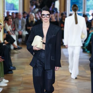 Kendall Jenners Family Didnt Recognize Her During Paris Fashion Week Runway