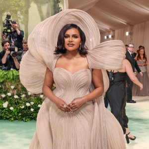 Met Gala 2024 Mindy Kaling Is a Melting Flower of Time