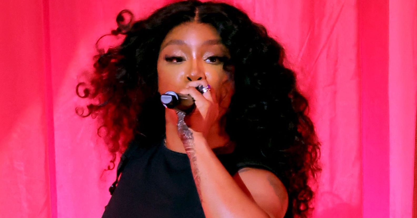 SZA Shaken as Concert Fans Throw Cell Phones and Shoes at Her - Vimarsana News