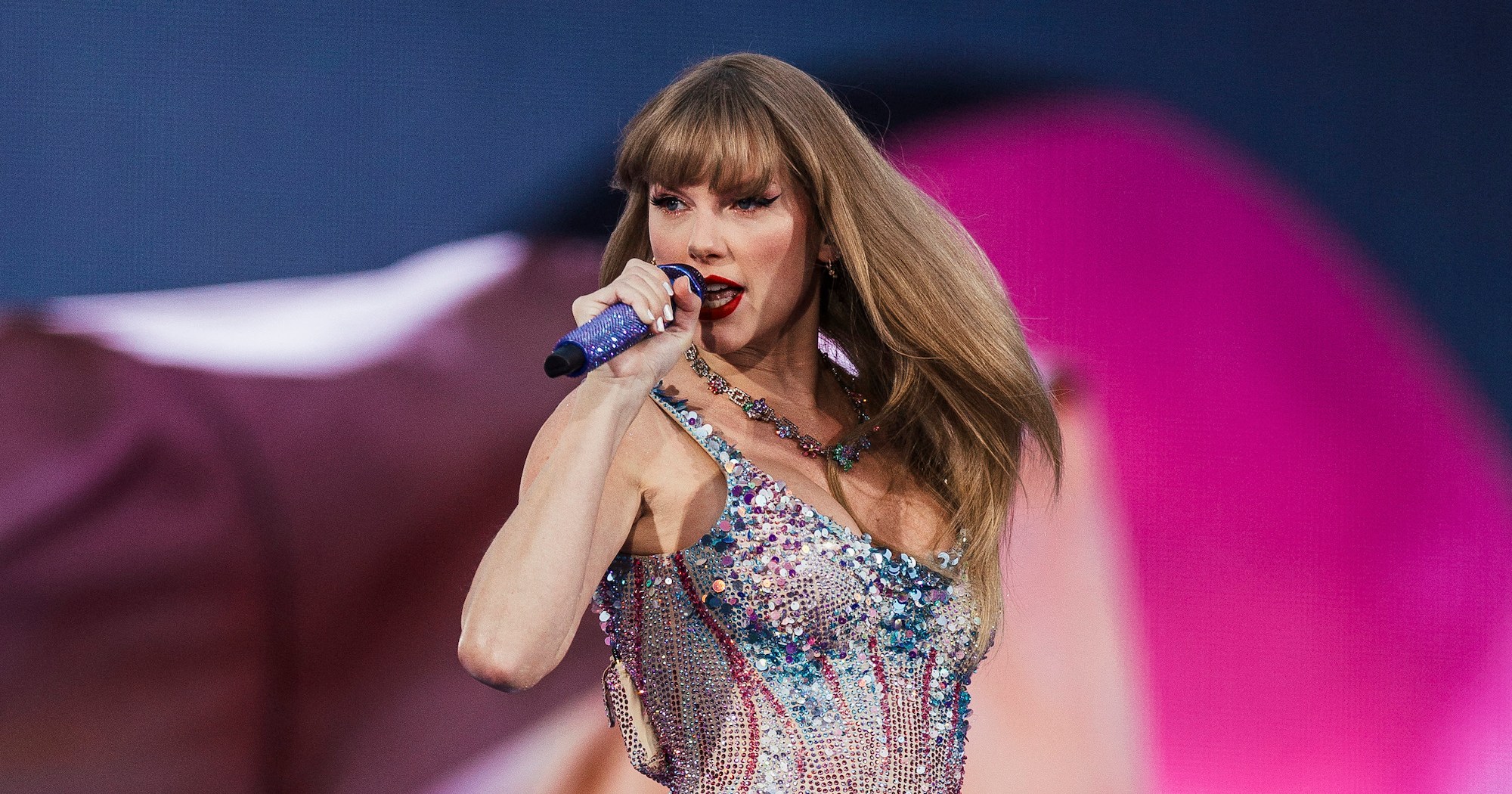 Taylor Swift Asks Security to Help Fan During Eras Tour Concert - Vimarsana News