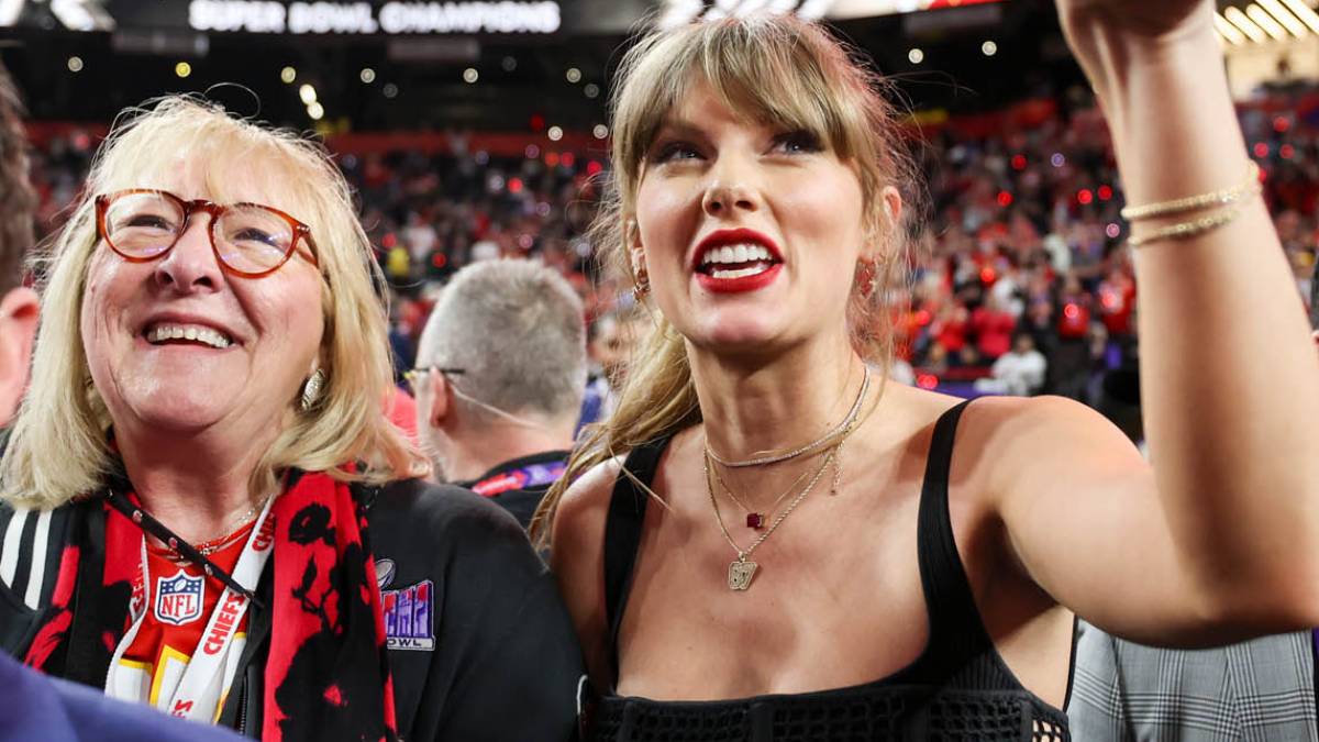 Taylor Swift Donna Kelce Phone Case