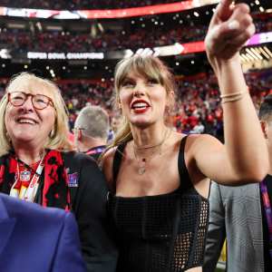 Taylor Swift Donna Kelce Phone Case