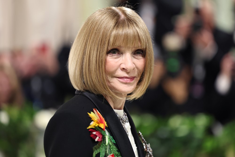 What Anna Wintour Assistants Really Do During the Met Gala Red Carpet
