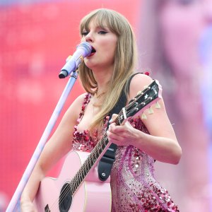 Taylor Swift Gushes Over Coolest Welcome to Ireland From U2