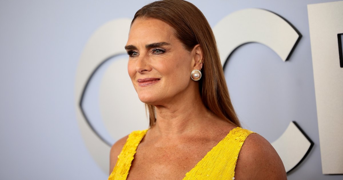 Brooke Shields Wears Crocs to the Tony Awards After Double Toe Surgery Brooke Shields Wears Crocs to the Tony Awards After Double Toe Surgery